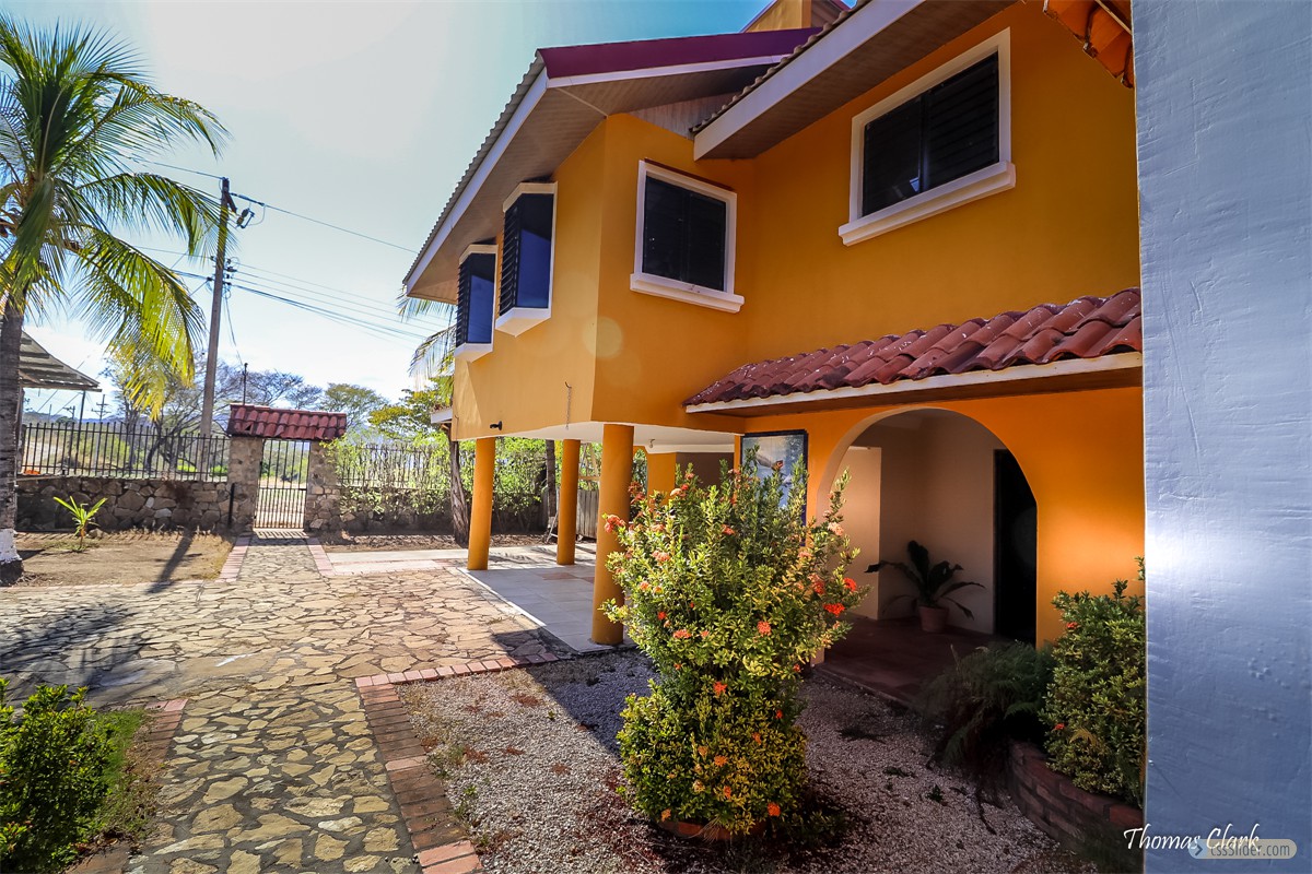 maison_jaune_playa_naranjo_costa_rica_2